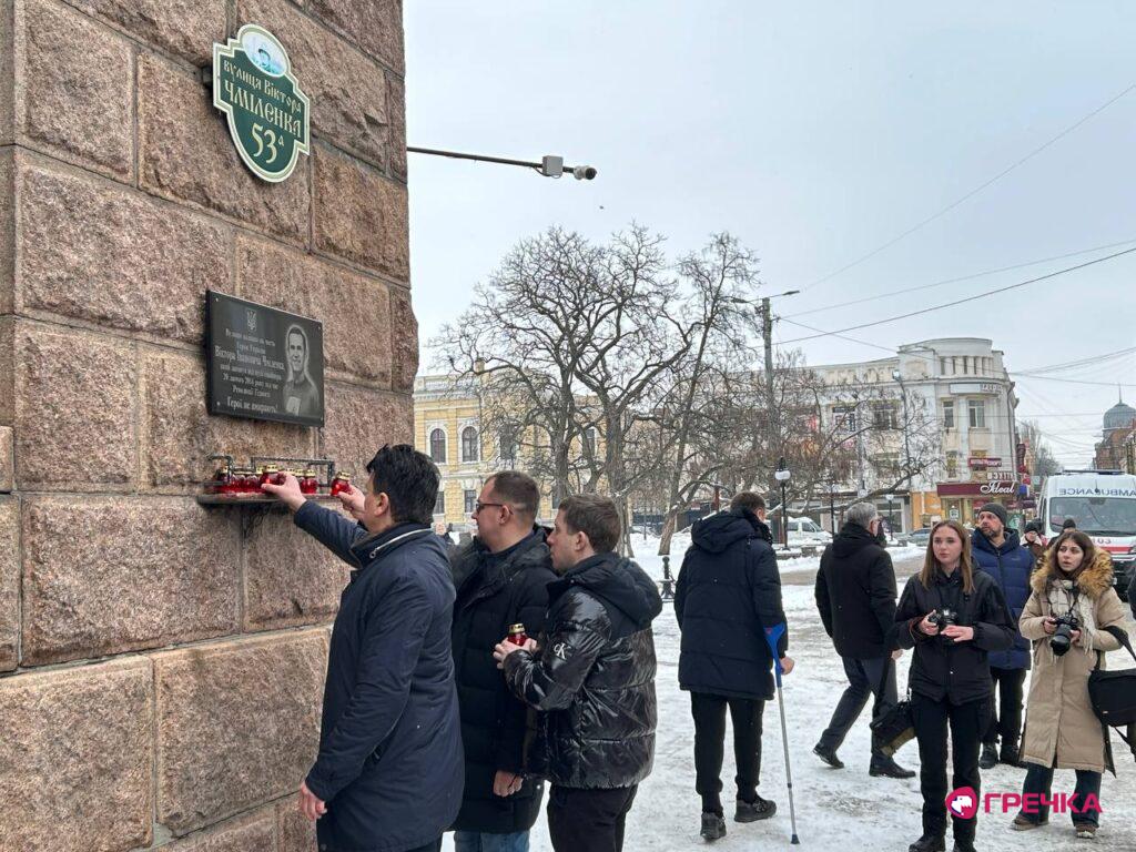 встановлення лампадок до пам`ятної дошки Вікторові Чміленку