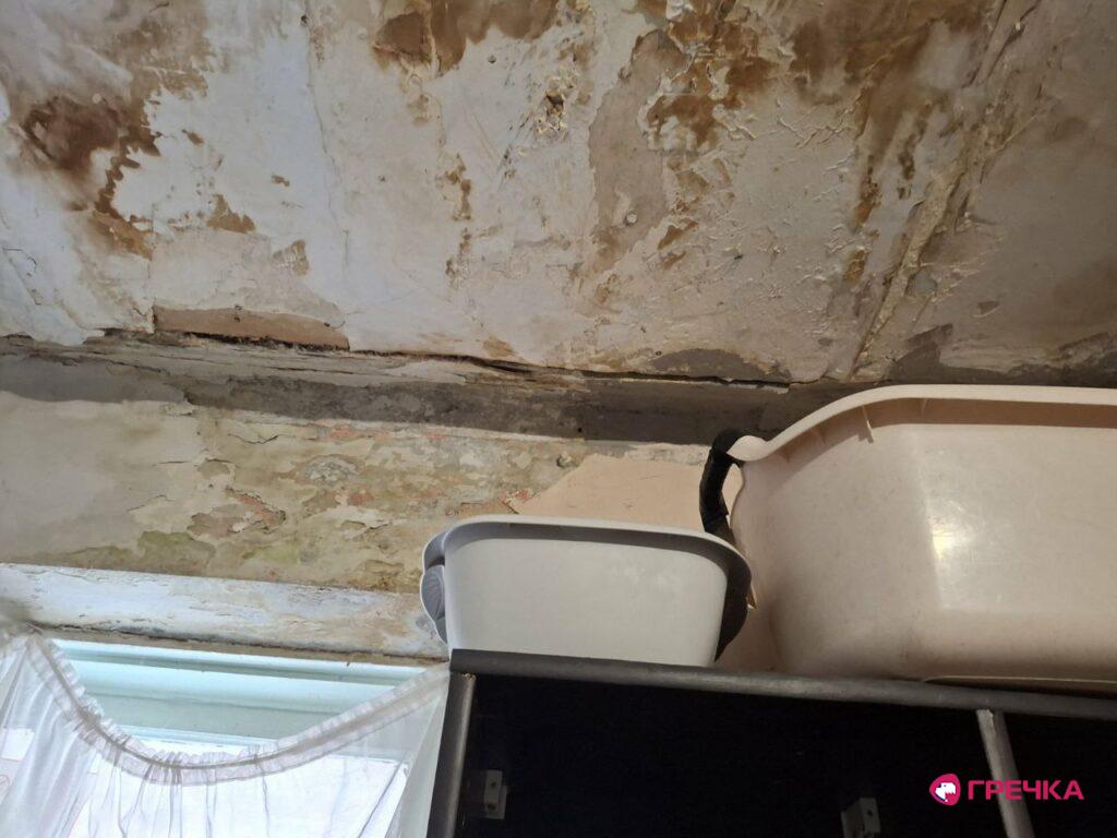 на мешканку гуртожитку впала стеля, затопило помешкання