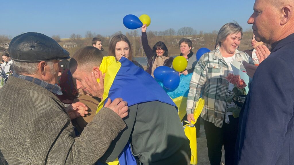 Рідні та односельці зустріли Артема Швидкого