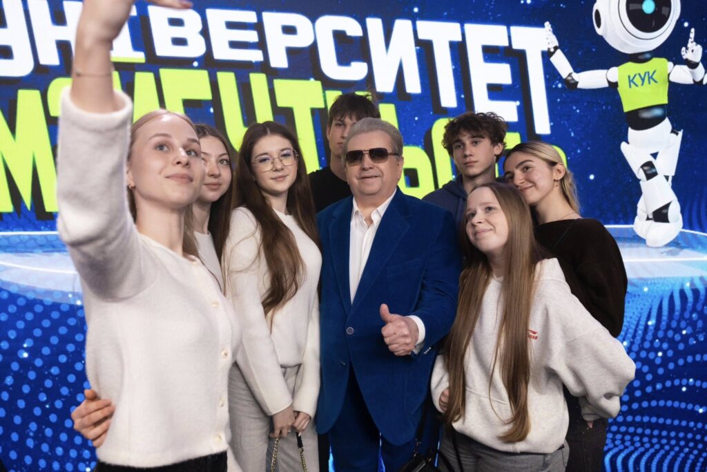 Поплавський зі студентками
