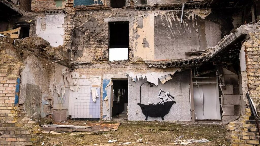 бородатий чоловік приймає ванну бенксі