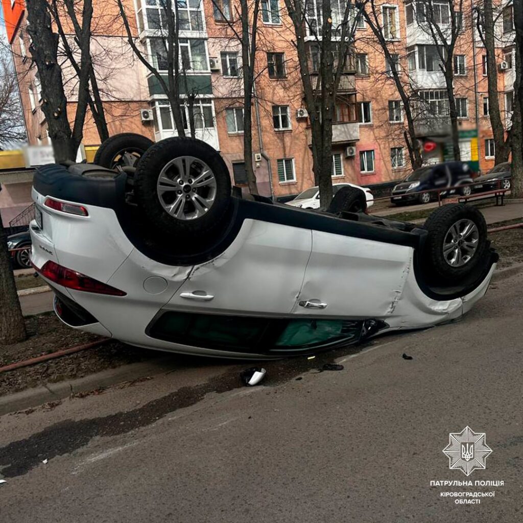 ДТП перекинувся на дах 1