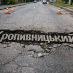 яма Кропивницький зійшов асфальт зі снігом