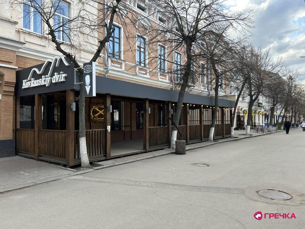 Кавказький двір літній майданчик