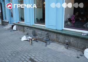 розібраний тротуар у Кропивницькому театральній вулиці