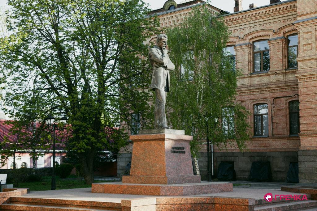 Винниченко університет памʼятник Кропивницький