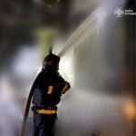 Рятувальник гасить пожежу на обʼєкті інфраструктури на Кіровоградщині