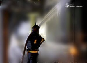 Рятувальник гасить пожежу на обʼєкті інфраструктури на Кіровоградщині