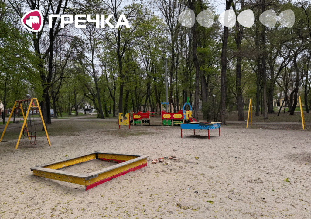 Дитячий майданчик у Ковалівському парку