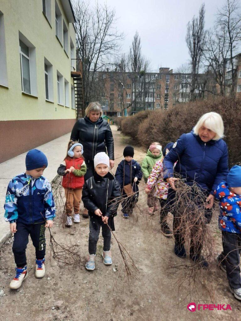 еко варта дитсадок космея діти допомагають прибирати