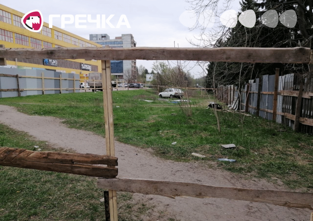 На газоні по Героїв України будуватимуть МАФи