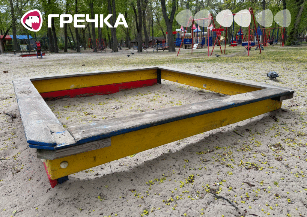 Пісочниця інклюзивного дитячого майданчика у Ковалівському парку