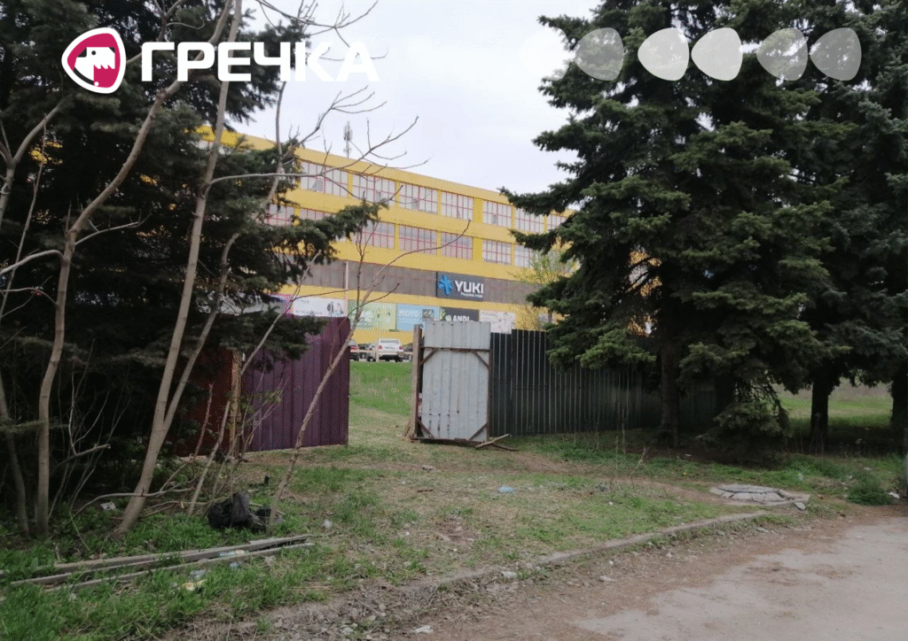 По Героїв України обгородили парканом газон