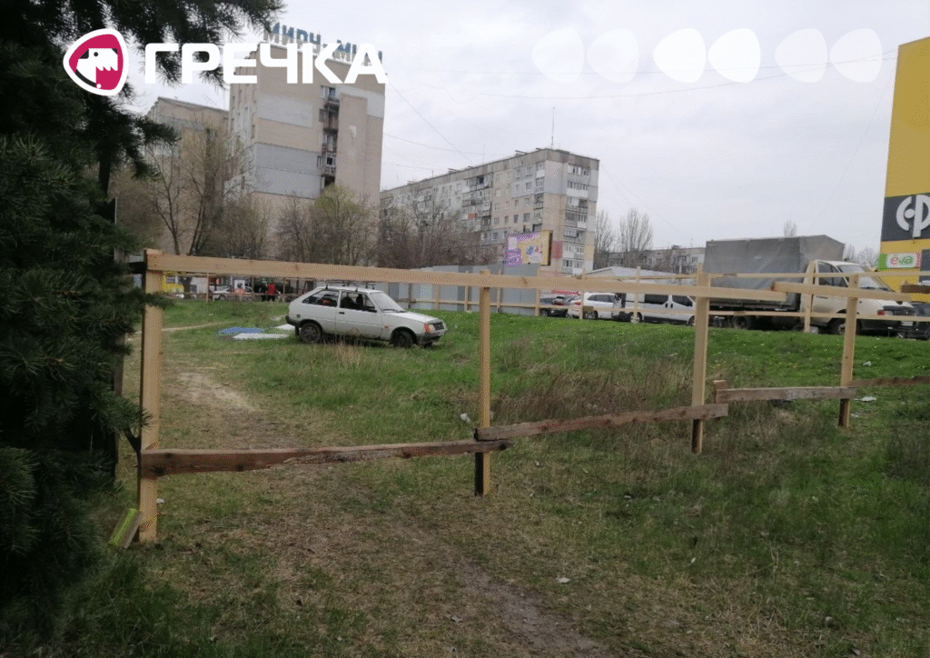 На Героїв України обгородили парканом газон