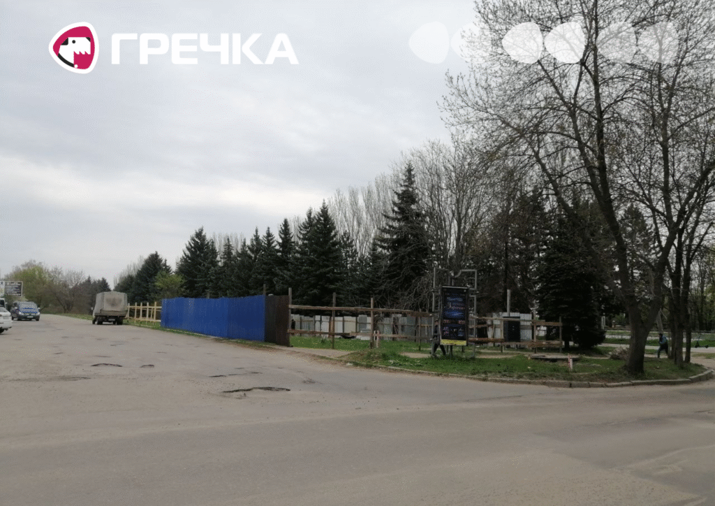 На Героїв України у Кропивницькому обгородили парканом газон