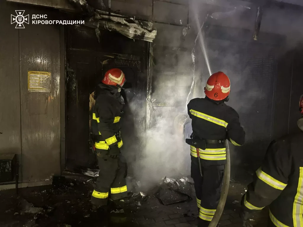 Підпалили відділення Укрпошти на Чміленка