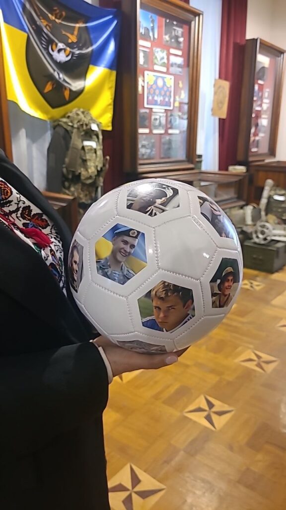 Квіти памʼяті виставка мʼяч Алли Кондакової