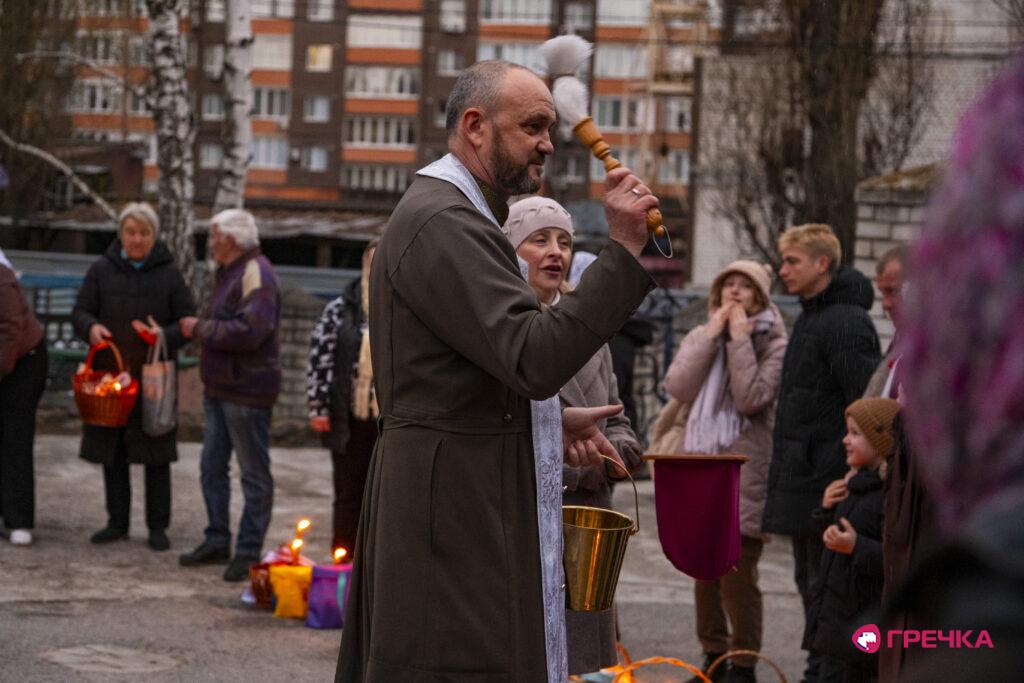 Настоятель Володимир Шевченко святить паски