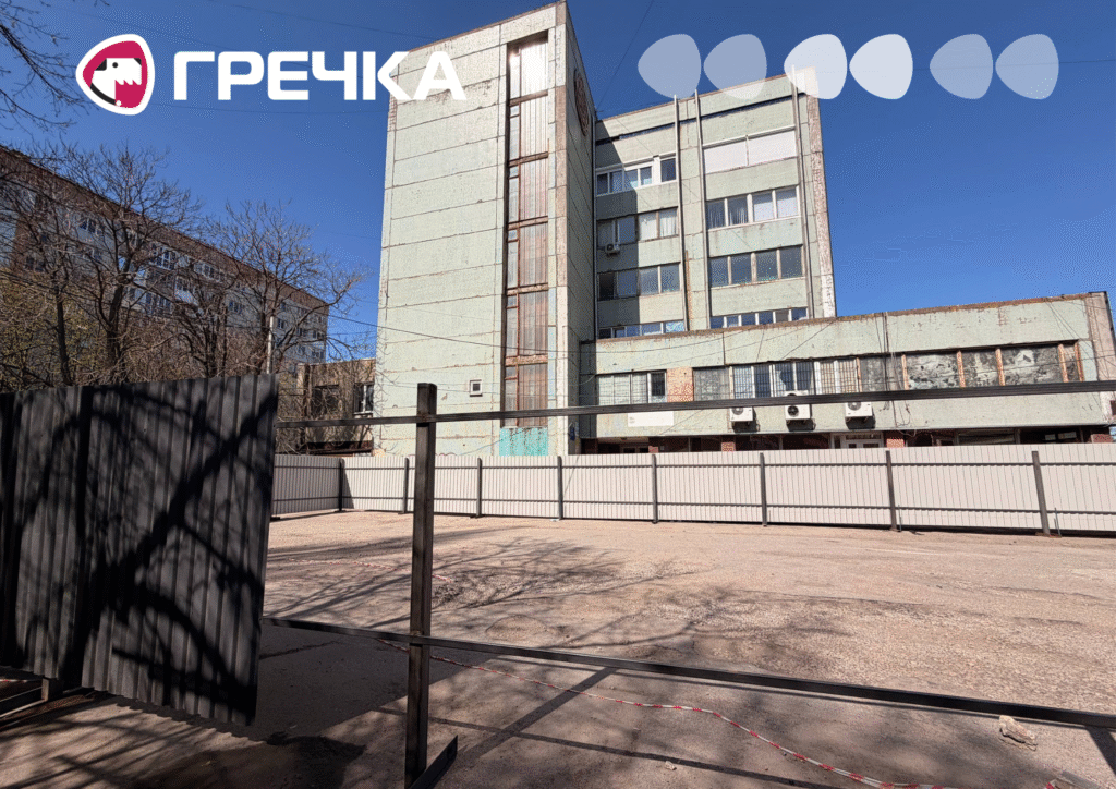 Обгороджена парканом ділянка біля площі Богдана Хмельницького