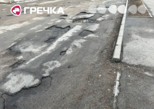 Дорога в ямах на Маланюка у Кропивницькому
