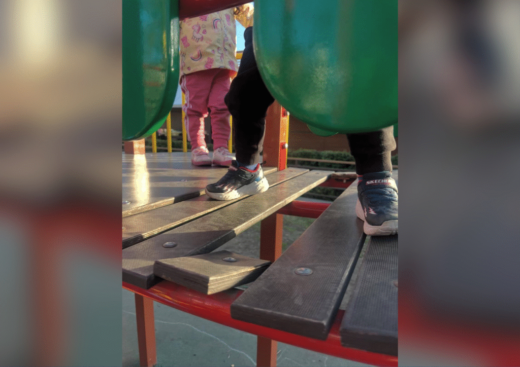 У Центральному сквері вандали пошкодили дитячий майданчик