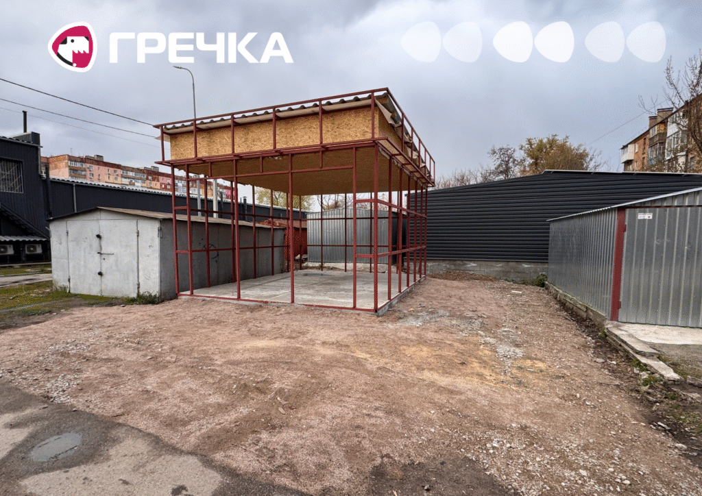 Будівництво МАФу серед гаражів на Ковалівці