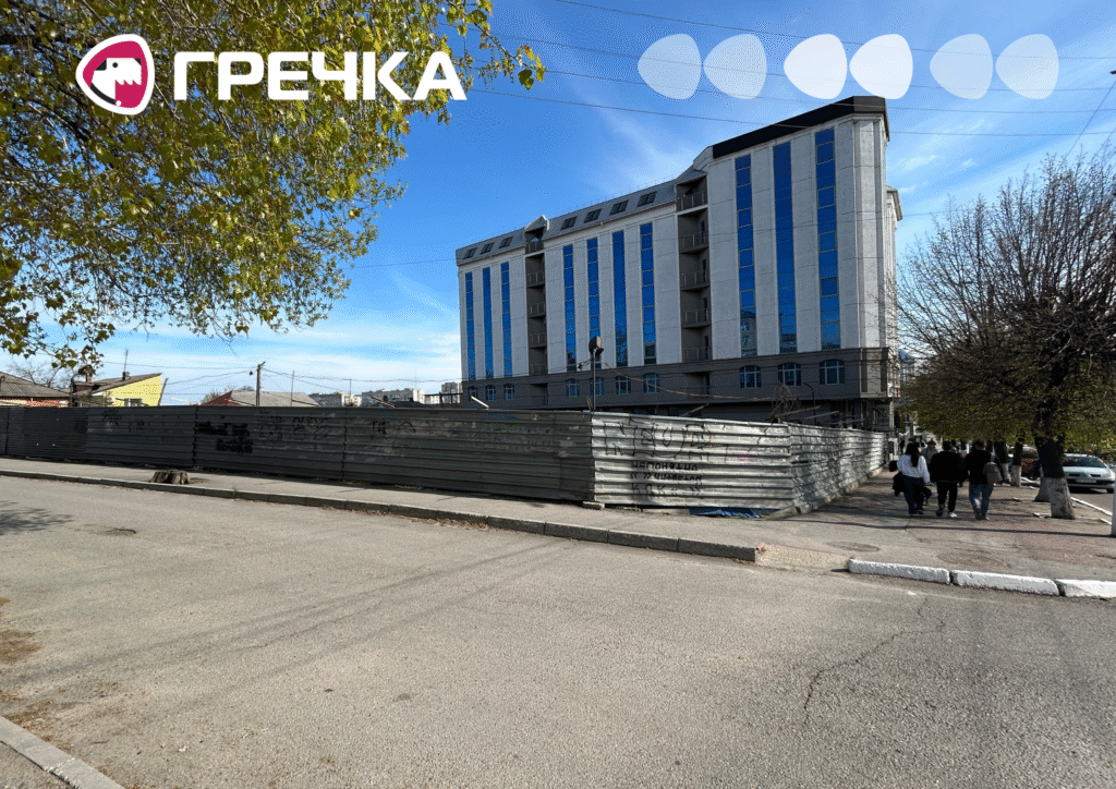 Обгороджена парканом земля біля «Кіровоградобленерго»