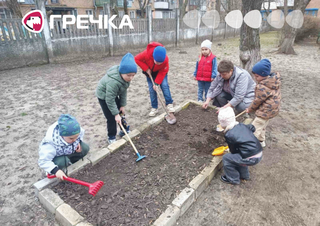 дитсадок космея прибирає сміття у мікрорайоні ЕКО варта
