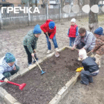 дитсадок космея прибирає сміття у мікрорайоні ЕКО варта
