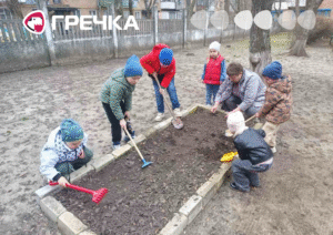 дитсадок космея прибирає сміття у мікрорайоні ЕКО варта