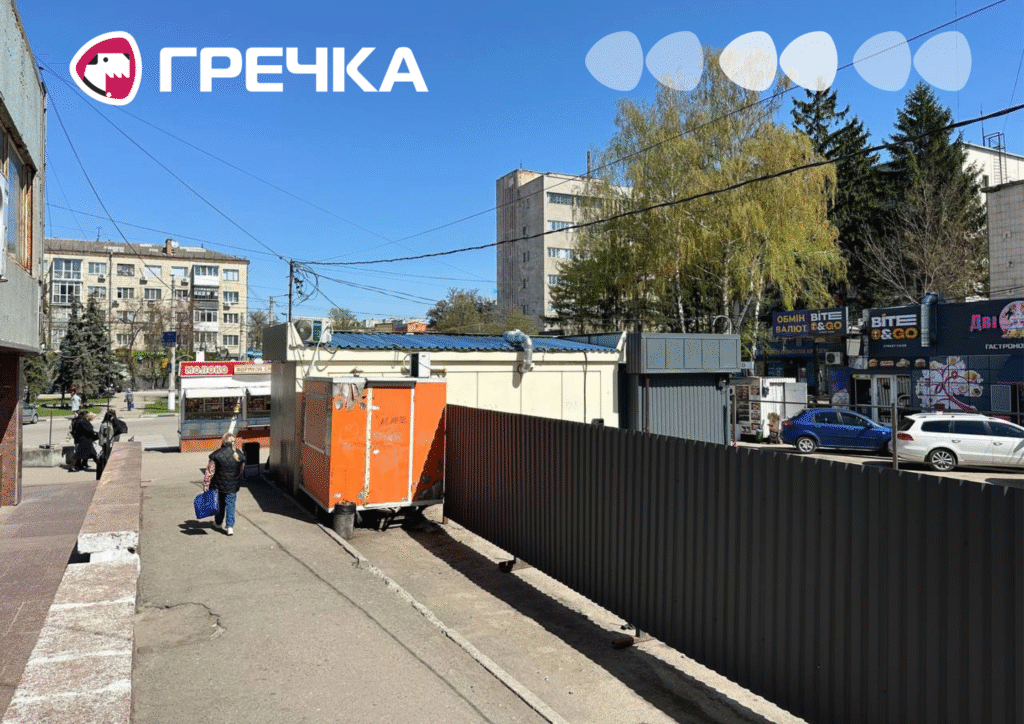 Паркан навколо ділянки між Будинком побуту та Федерацією профспілок 2