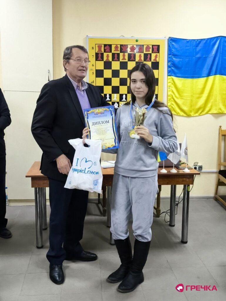 Олександра Солодовник отримує відзнаку диплом з шахів