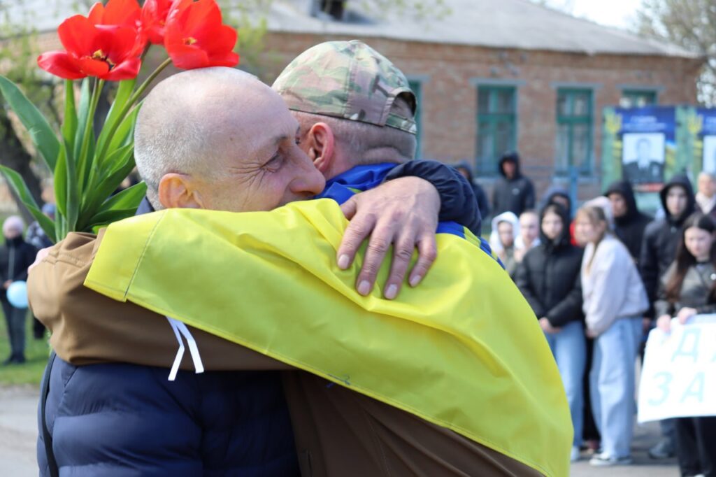 зустріли ВІктора Короткого з квітами