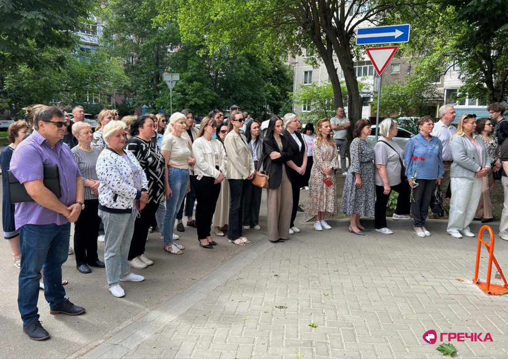 Відкриття меморіальної дошки Хижняку 10