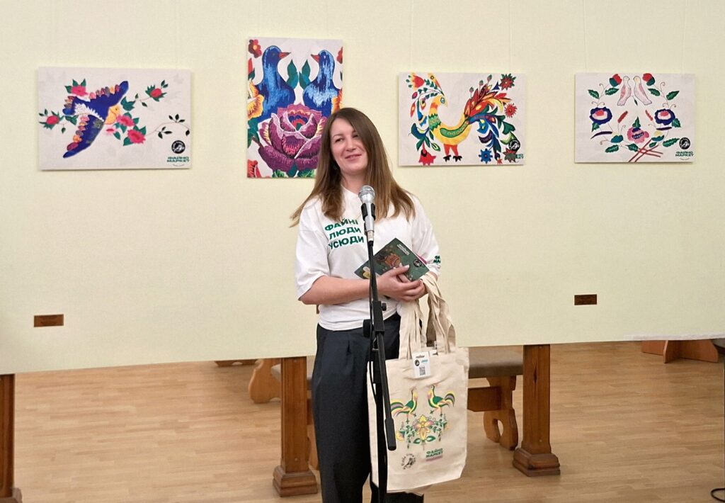 "Баба Єлька" спільно з мережею "Файно Маркет" презентувала виставку "Птахи на рушниках" у Кропивницькому