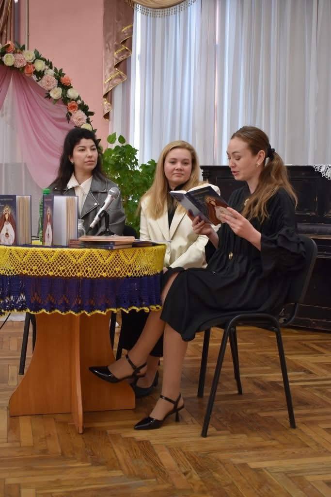 кропивницька письменниця Семененко Вікторія читає свою нову книгу