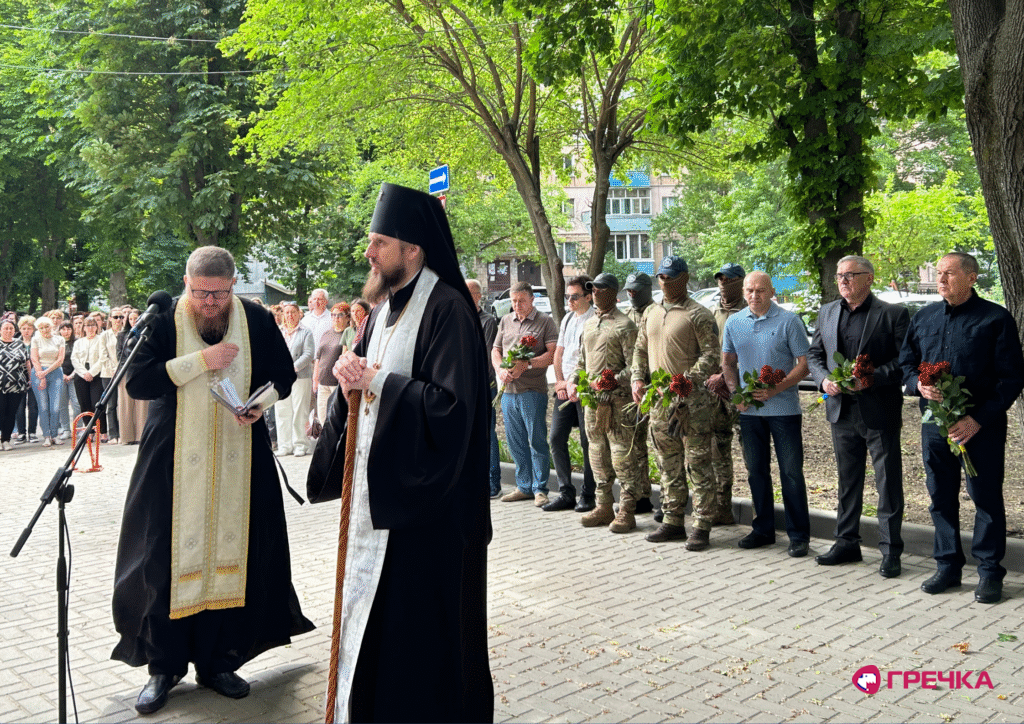 Архієпископ Марк провів молебень під час відкриття меморіальної дошки Олексію Хижняку