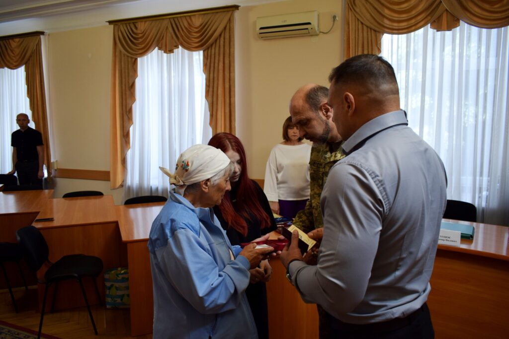 Вручення держнагороди родинам загиблих та діючих захисників у Кропивницькому 