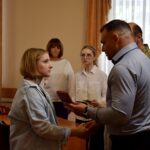 Державні та відомчі нагороди у Кропивницькому вручили воїнам, які продовжують боронити країну, та їхнім родинам.