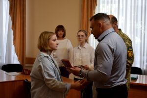 Державні та відомчі нагороди у Кропивницькому вручили воїнам, які продовжують боронити країну, та їхнім родинам.