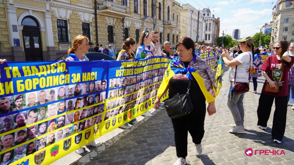 у Кропивницькому розгорнули найбільший прапор з фото безвісти зниклих