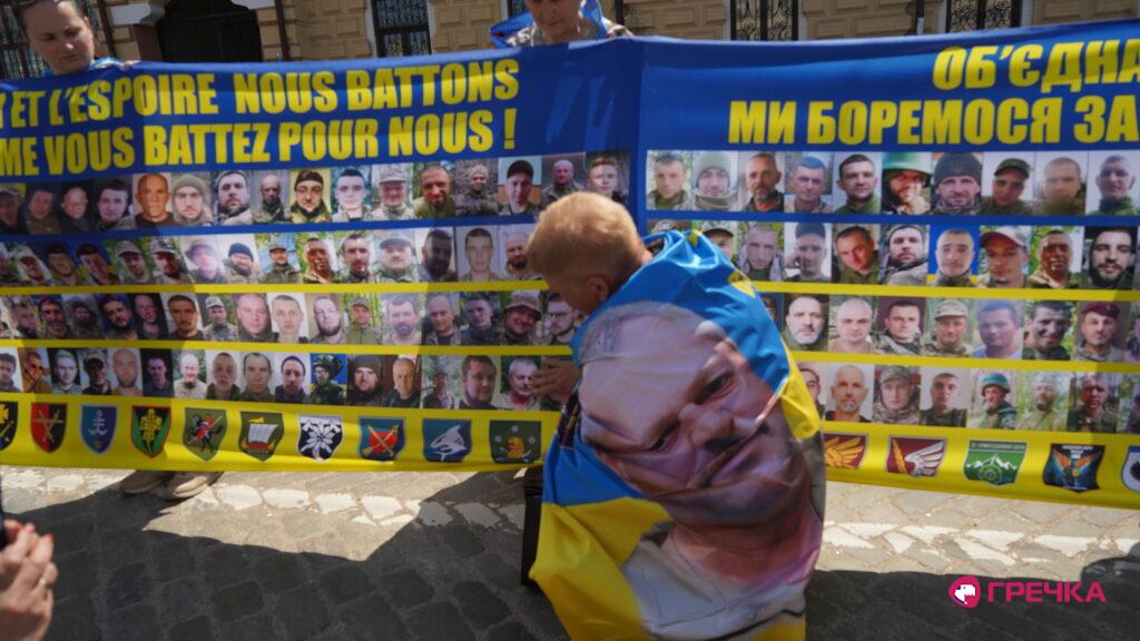 найбільший в Україні прапор з фотографіями безвісти зниклих у