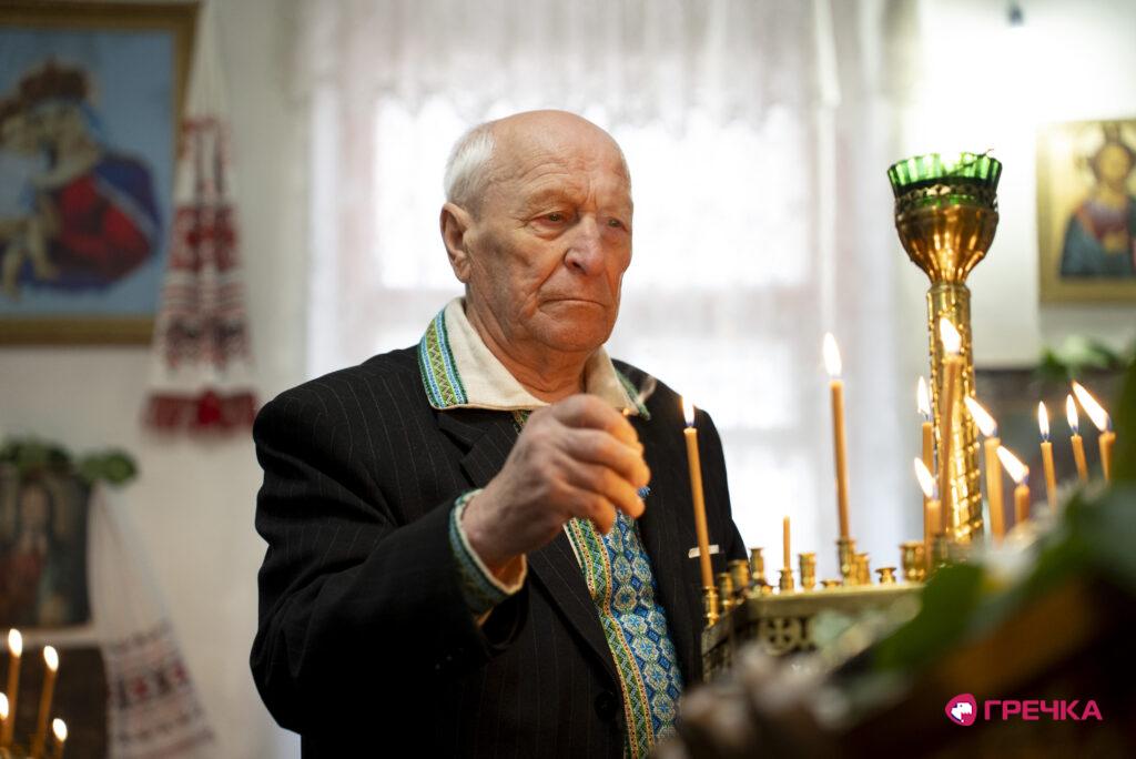 У храмі ставить свічку на свято Трійці
