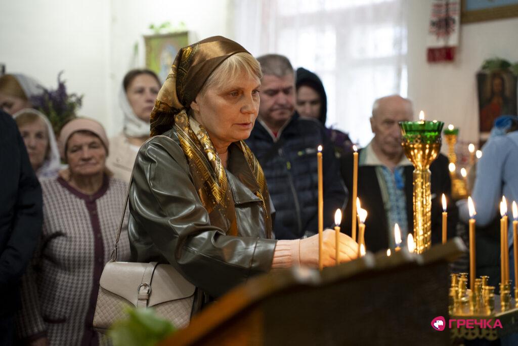 свічку ставить у храмі парафія Петра і Павла у Кропиницькому 