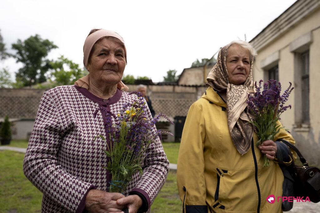 віряни з квітами прийшли у храм на Трійцю у Кропивницькому