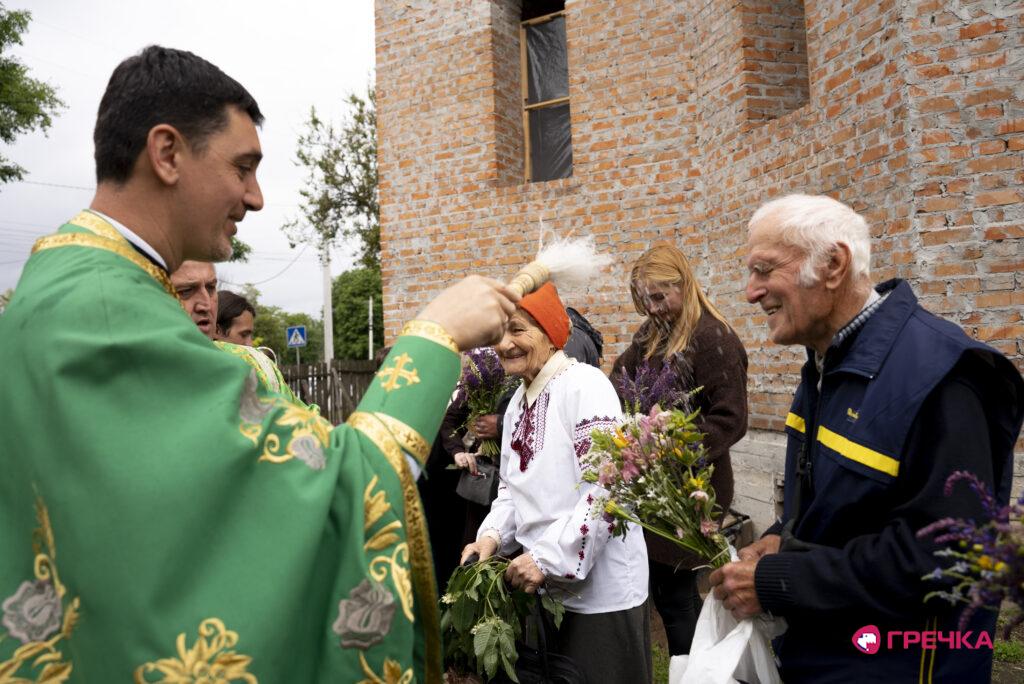 священник святить зелень на Трійцю у Кропивницькому