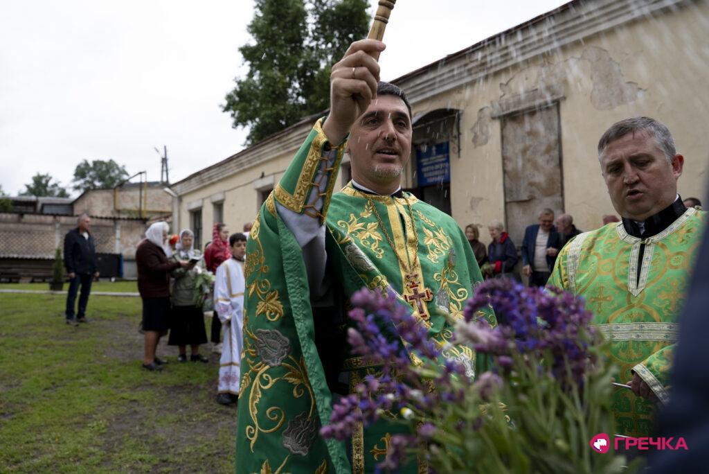 Святять квіти і трави на Трійцю храм у Кропивницькому