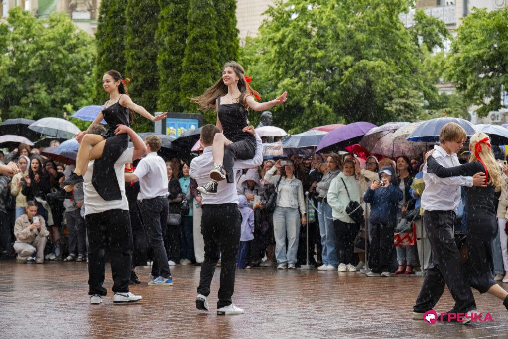 останній дзвоник під дощем танці Кропивницький