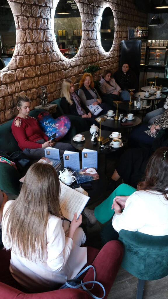 кропивницька письменниця Семененко Вікторія читає нову книгу