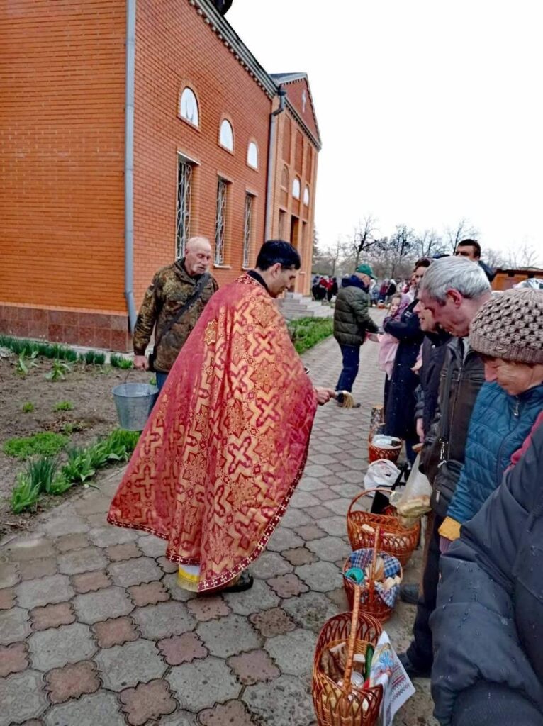 Богослужіння на Великдень у храмі в Приютівці. Фото: Facebook-сторінка Олега Дона